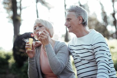 Olumlu memnun adam karısını kucaklayan