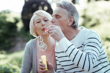 İnsanlar zevk ile vakit konsantre