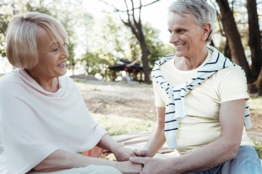 Mutlu adam kadını elele