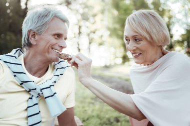 Lezzetli kurabiye yemeyecek misin olumlu mutlu adam