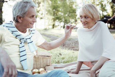 Piknik dostu Olgun çift