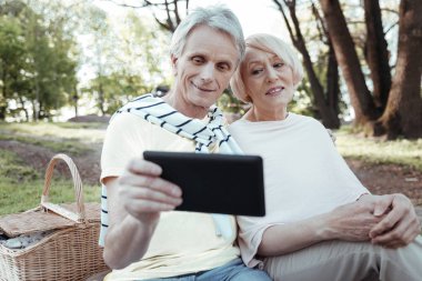 Özenli çift tablet video izlerken