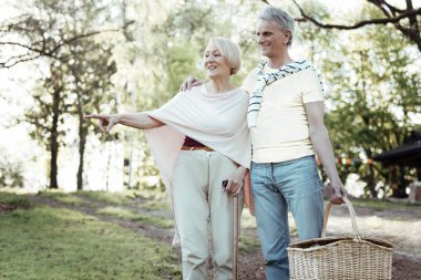 Bir şeye işaret çekici üst düzey Bayan