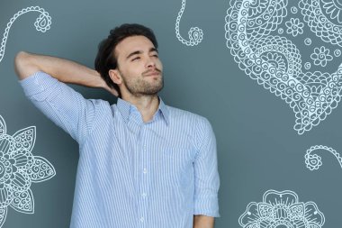 Mesafe içine bakarak ve tatil için bekleyen neşeli öğretmen