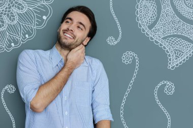 Seyahat hakkında hayal ederken gülümseyen pozitif programcı