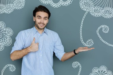 Heyecanlı bahçıvan baş parmağını kadar koyarak onun bitkiler gösterilen süre