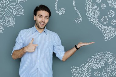 Gülümseyen ve çizim tahtaya işaret eden heyecanlı adam