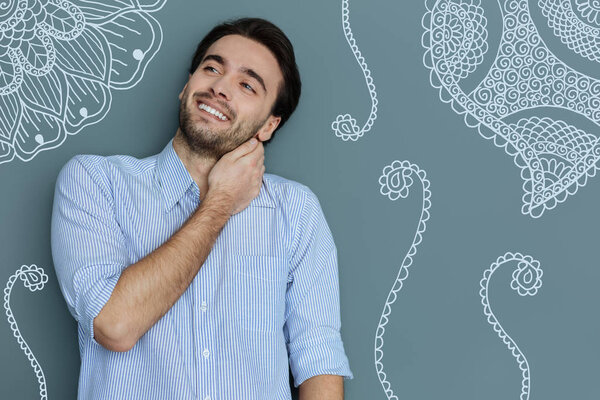 Позитивный программист улыбается во сне о путешествии
