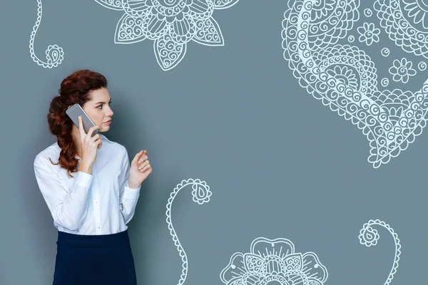 Elegante advocaat op zoek naar ernstige tijdens het gesprek op de telefoon — Stockfoto