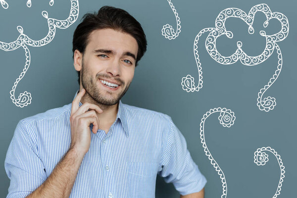 Улыбающийся учитель радуется, глядя на своих учеников
