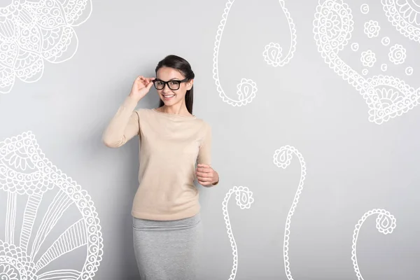 Mooie jonge vrouw glimlachend en het aanraken van haar bril — Stockfoto