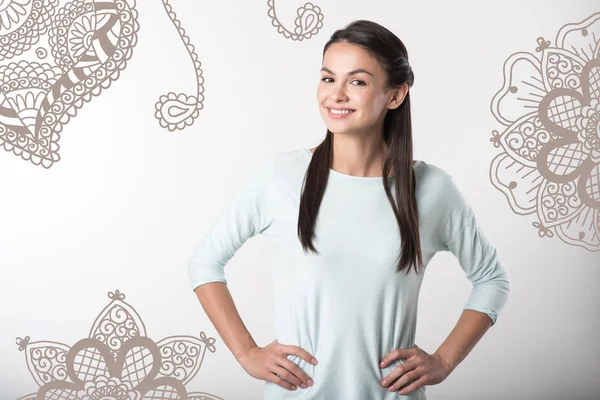 Lungo dai capelli studente sorridente e guardando felice — Foto Stock