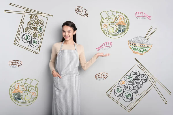 Fröhliche Kellnerin lächelt und zeigt chinesisches Essen — Stockfoto