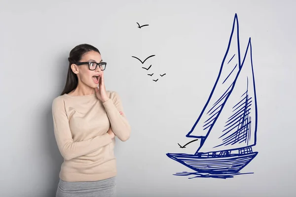 Emotionele vrouw gevoel onder de indruk terwijl je merkt een groot schip — Stockfoto