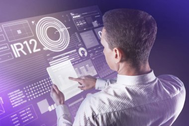 Futuristic tablet tutarak ve bilgisi sakin genç adam