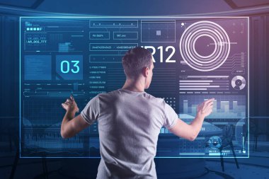 Ofiste çalışırken rahat kıyafetler giyen profesyonel programcı