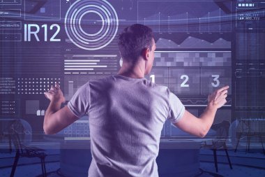 Onun ofisinde çalışırken şeffaf ekran dokunaklı dikkatli programcı