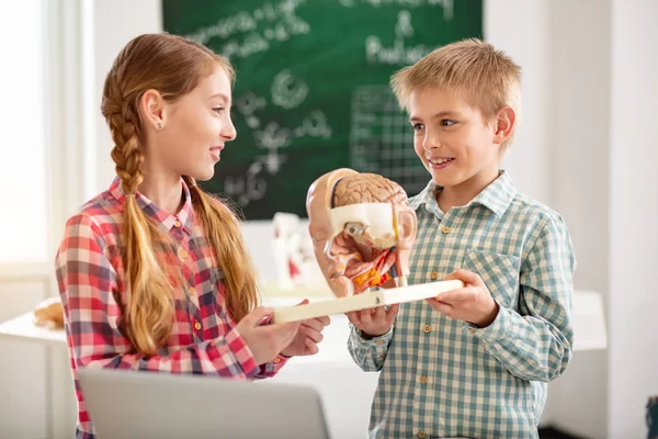 Bonitos niños positivos sosteniendo un modelo de órgano —  Fotos de Stock