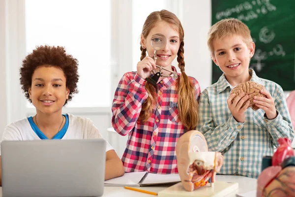 Niños inteligentes felices mirándote — Foto de Stock