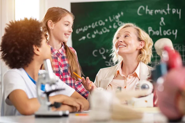 Alegre mujer encantada sonriendo — Foto de Stock