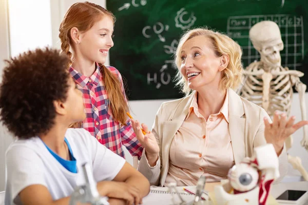 Fröhliche fröhliche Frau im Gespräch mit ihren Schülern — Stockfoto