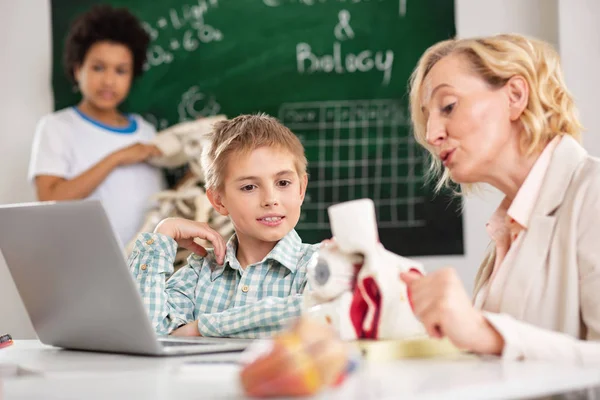 Materia Escolar Inteligente Buen Chico Escuchando Profesor Mientras Tiene Una —  Fotos de Stock