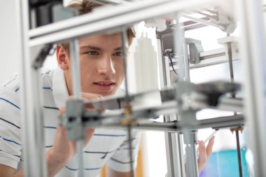 Yazdırılan gökdelen modeli izlemek büyüleyici genç adam