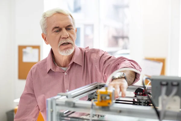 Bonito homem sênior executando impressora 3D — Fotografia de Stock
