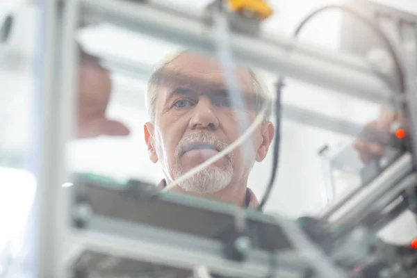 Primer plano del hombre mayor mirando dentro de la impresora 3D —  Fotos de Stock