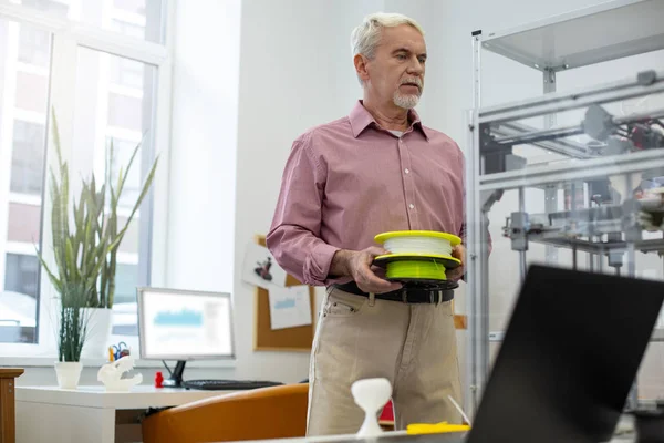 Trabajador Diligente Agradable Trabajador Oficina Senior Que Sostiene Dos Carretes — Foto de Stock