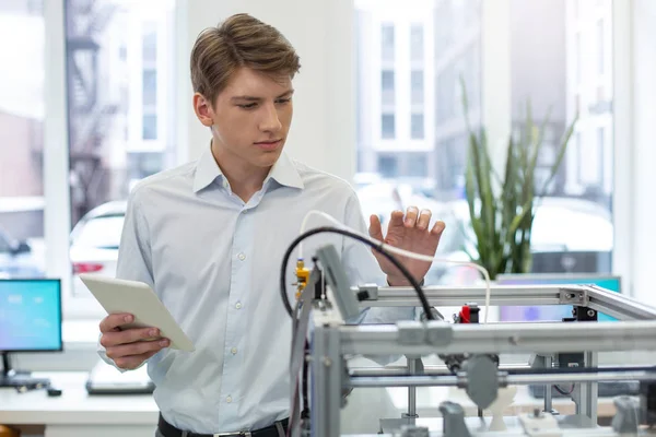 Piacevole giovane apprendista meccanismo di apprendimento stampante 3D — Foto Stock