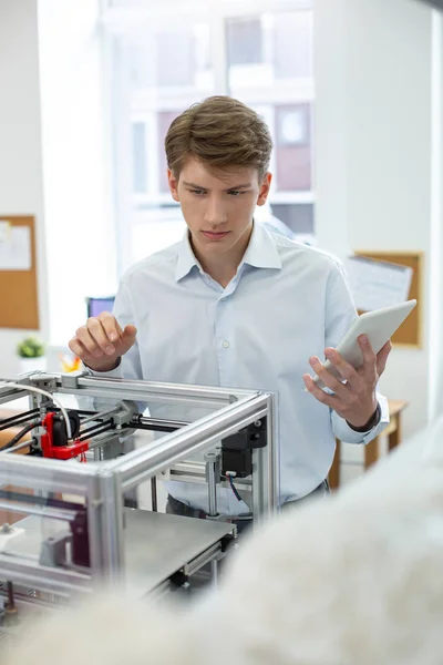 Agradable joven centrado en el proceso de impresión 3D — Foto de Stock