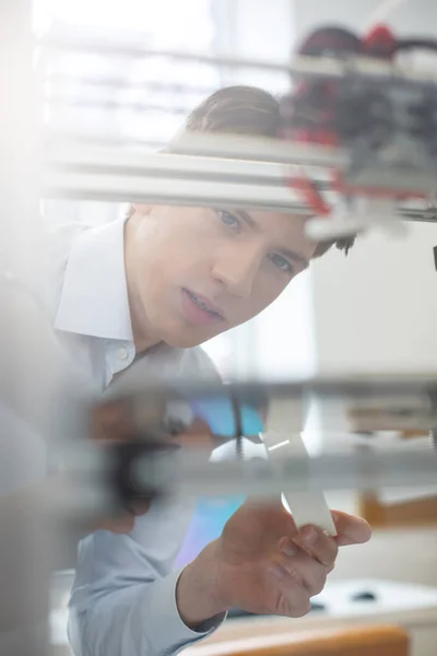 Studia Fondo Diligente Giovane Uomo Che Tiene Modello Appena Stampato — Foto Stock