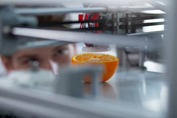 Colorido modelo de naranja creado por la impresora 3D —  Fotos de Stock