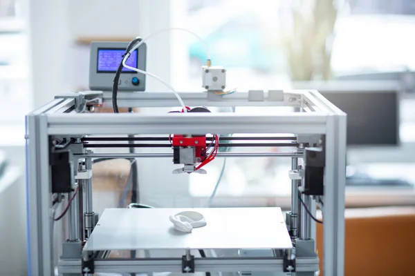 Impresora 3D moderna creando un nuevo modelo — Foto de Stock