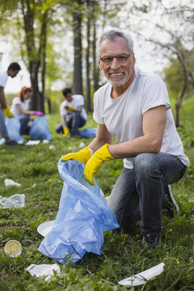 Gay senior volontariato pulizia parco — Foto Stock