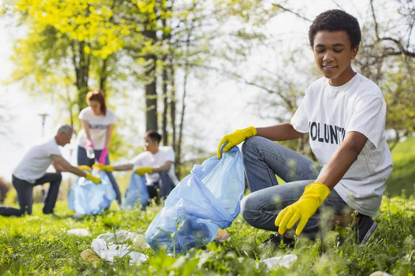 Vigoroso voluntario masculino ayudando a la naturaleza — Foto de Stock