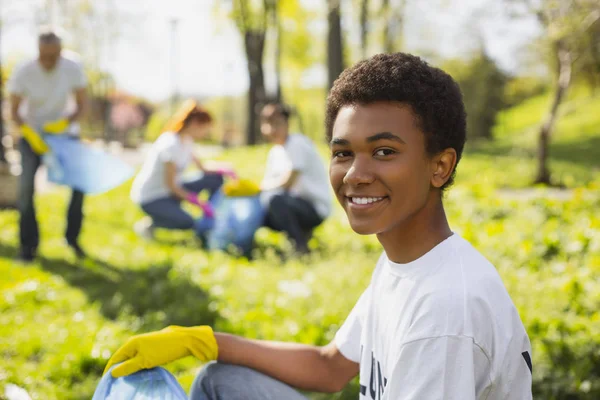 Gay macho voluntario pulido naturaleza —  Fotos de Stock