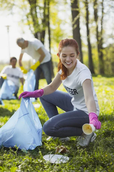 Feliz ambiente de salvamento voluntario femenino —  Fotos de Stock