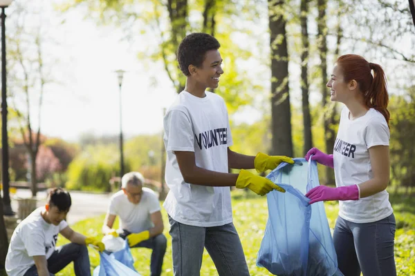 Felices dos voluntarios protegiendo el medio ambiente —  Fotos de Stock