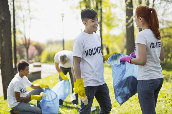 Jóvenes dos voluntarios protegiendo la ecología — Foto de Stock