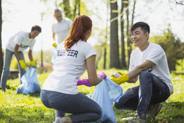 Bonitos dos voluntarios que participan en el programa de voluntarios —  Fotos de Stock