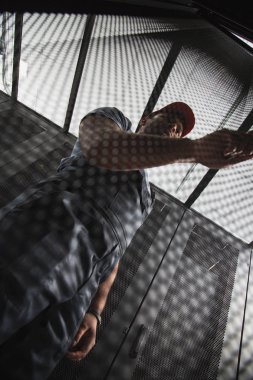 Hizmet odaya giren iddialı erkek hacker