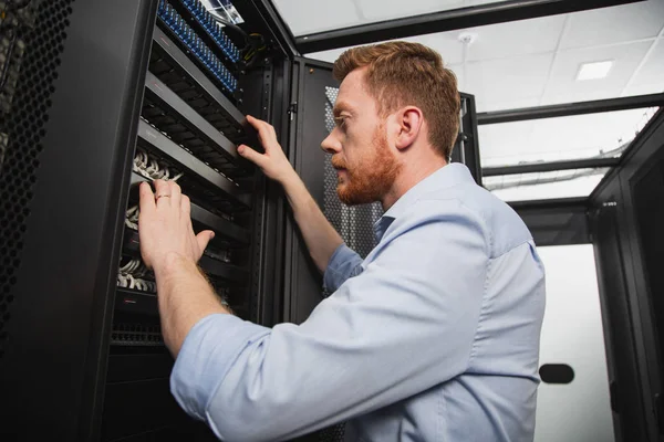 Servidor de monitoreo de técnico de TI concentrado — Foto de Stock