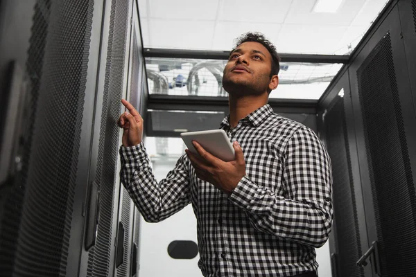 Skicklig det teknikern uppdaterande system — Stockfoto