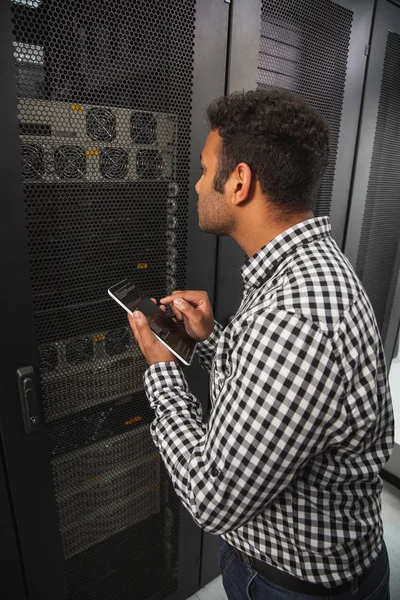 Experienced IT technician reducing server problem