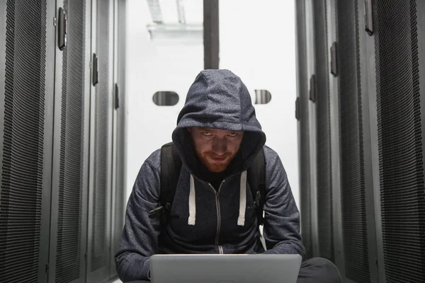 Boze mannelijke hacker breekt in systeem — Stockfoto