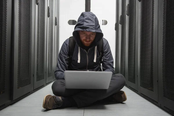 Männlicher Hacker untergräbt Computersicherheit — Stockfoto