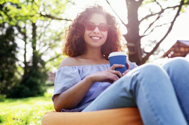 Uyarı genç kadın kahve içme