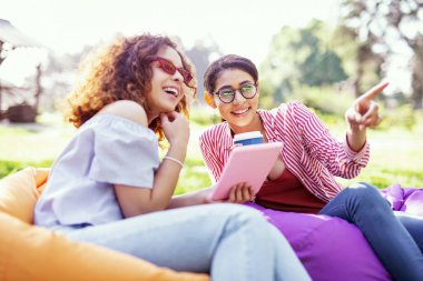 Gülümseyen kız bir şey konuşurken işaret